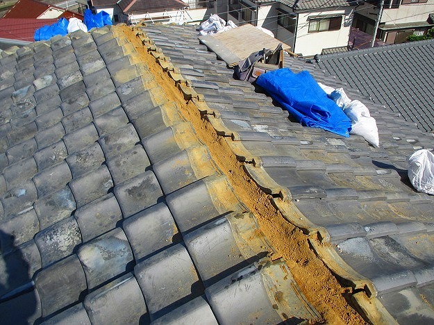 明石市で棟瓦を撤去しているところ